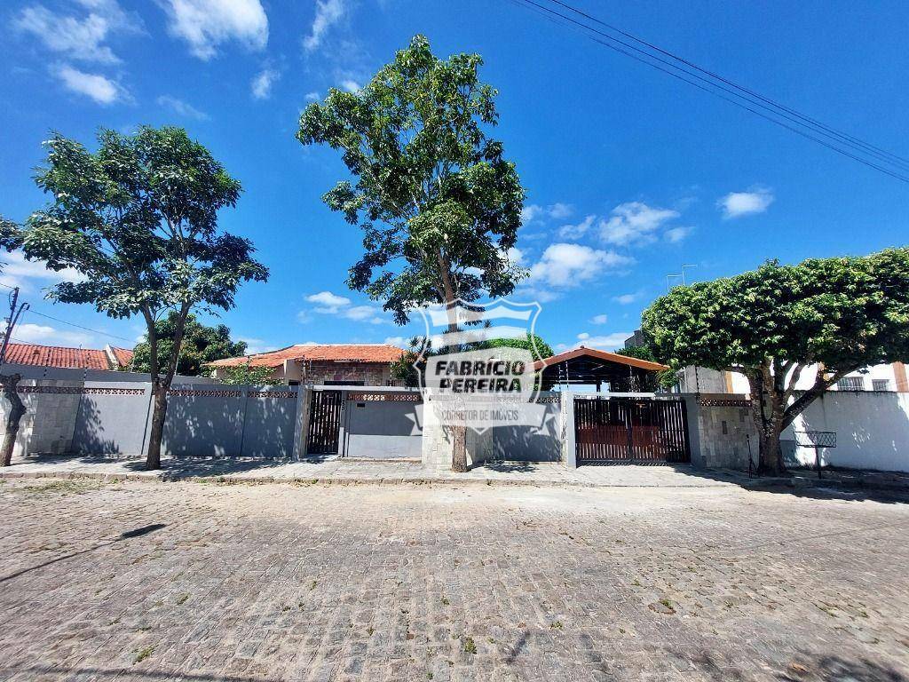 Casa à venda com 6 quartos, 300m² - Foto 1