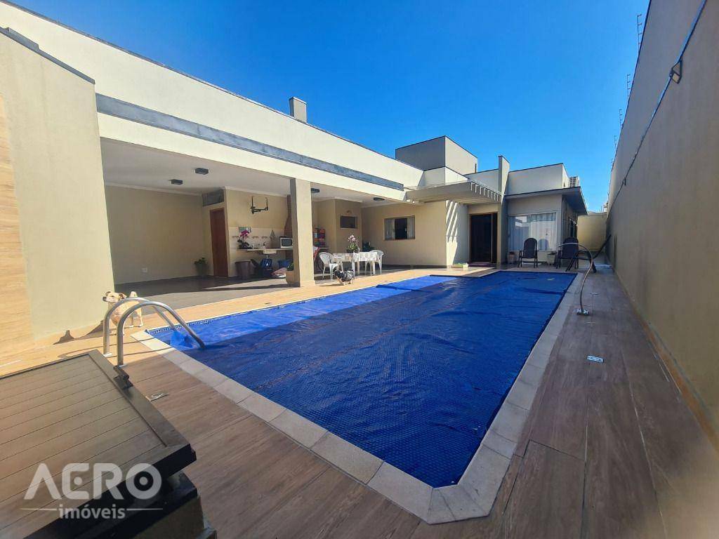 Casa à venda com 3 quartos, 310m² - Foto 1