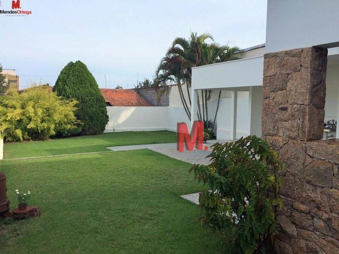 Casa à venda e aluguel com 3 quartos, 340m² - Foto 1