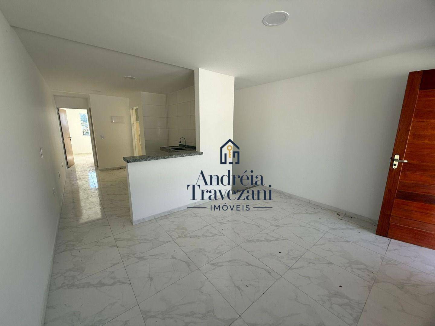 Casa à venda com 2 quartos, 70m² - Foto 2