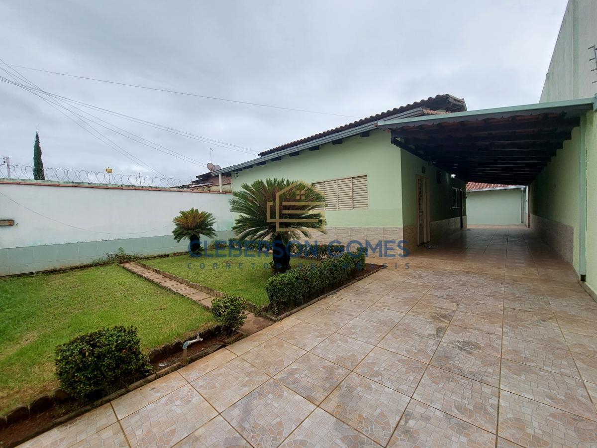 Casa à venda com 3 quartos, 360m² - Foto 1