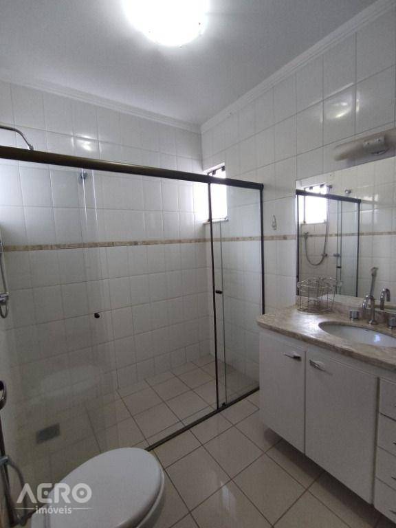 Casa de Condomínio para alugar com 3 quartos, 255m² - Foto 12