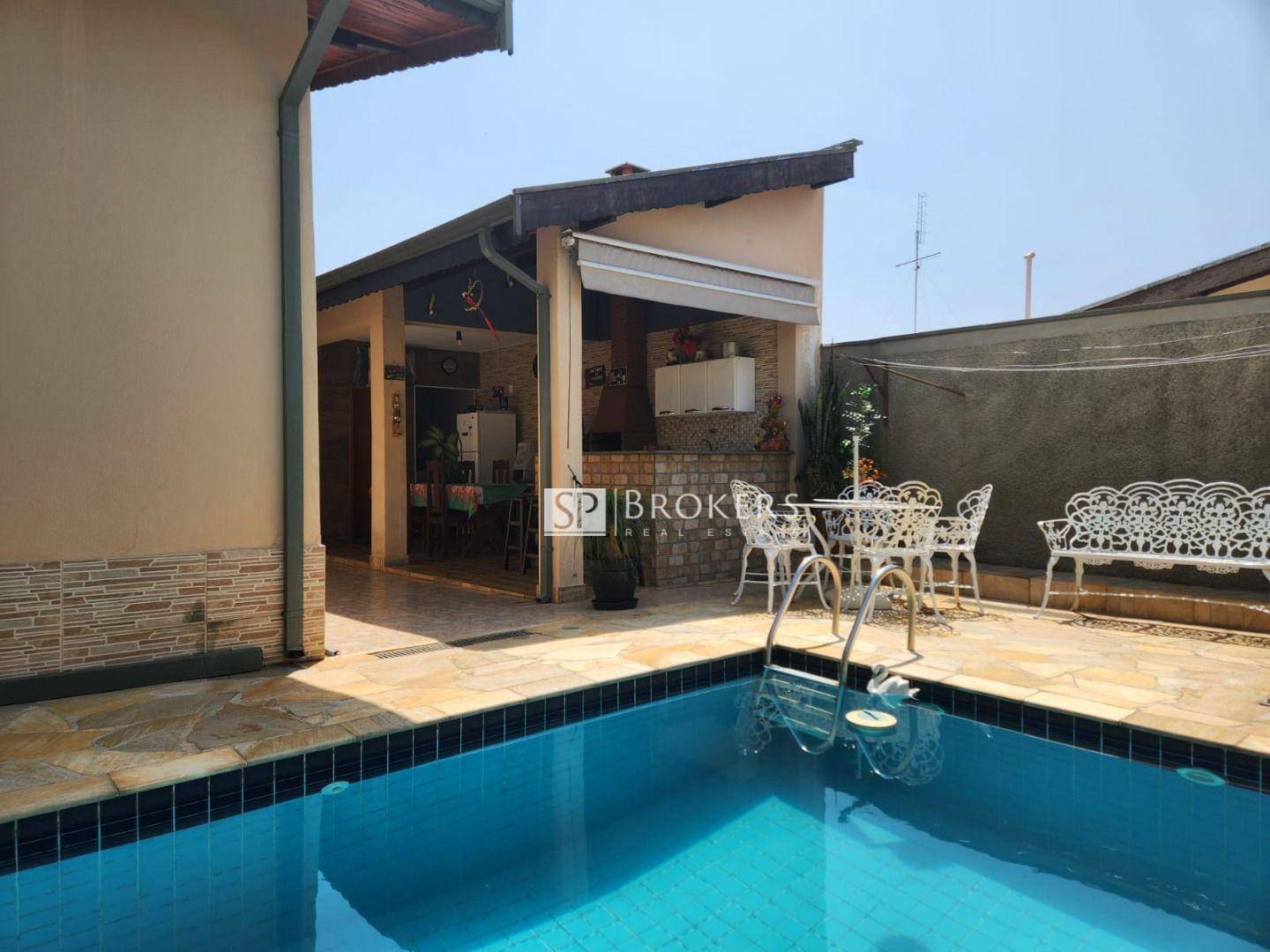 Casa à venda com 3 quartos, 228m² - Foto 1