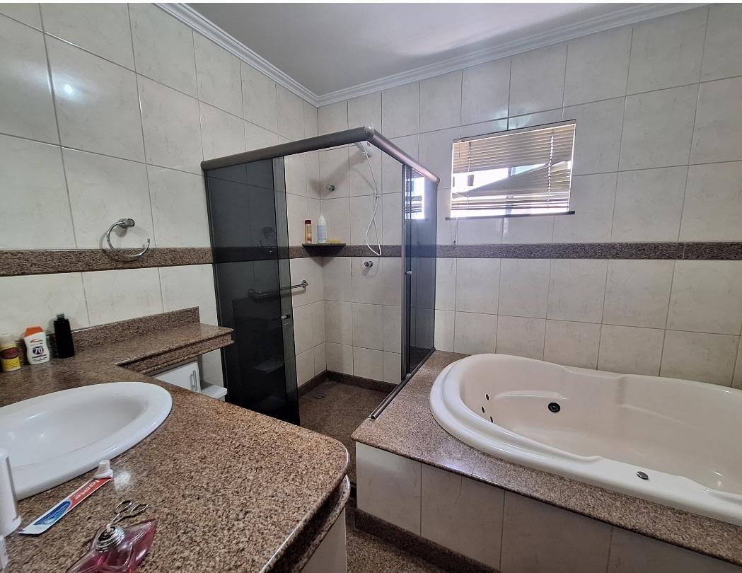 Casa de Condomínio para alugar com 6 quartos, 450m² - Foto 18