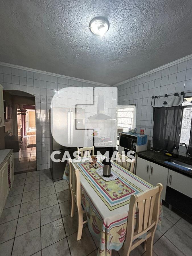 Casa à venda com 6 quartos, 250m² - Foto 3