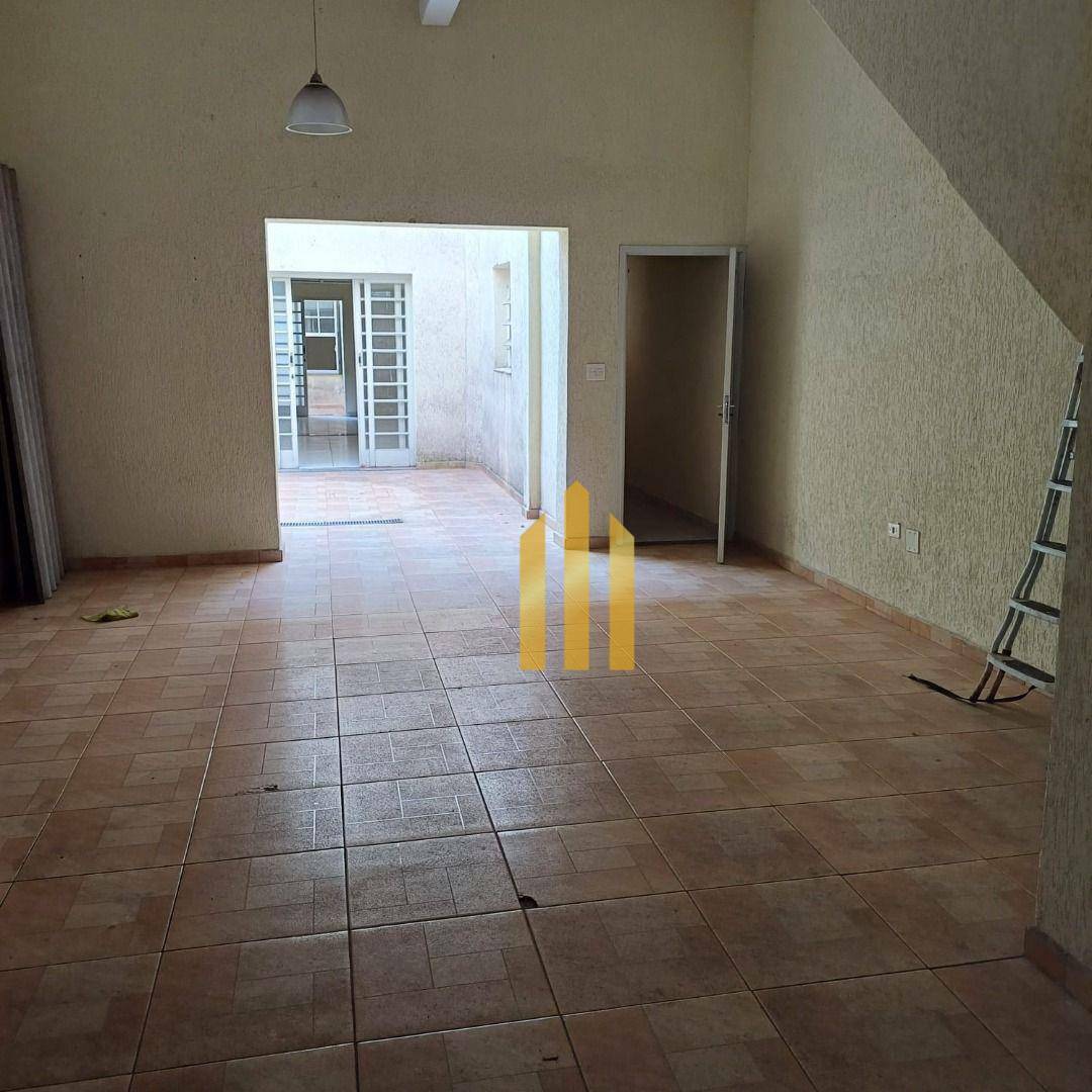 Casa para alugar com 2 quartos, 250m² - Foto 1