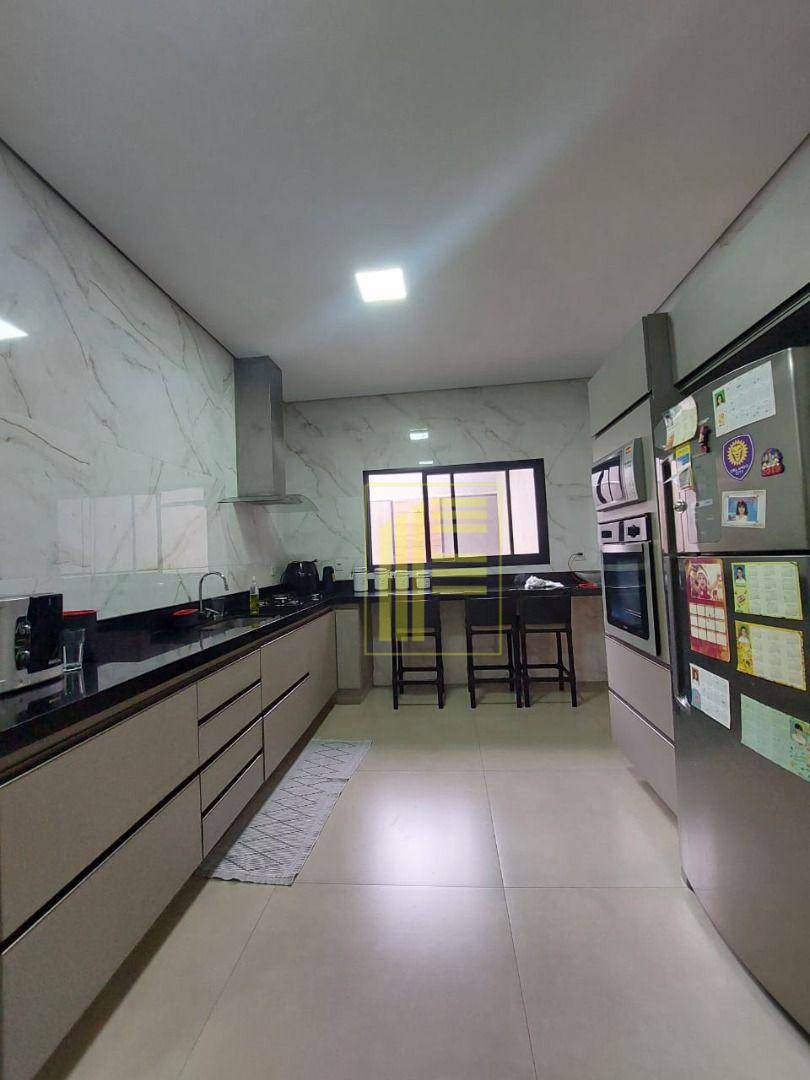 Casa de Condomínio para alugar com 3 quartos, 290m² - Foto 18