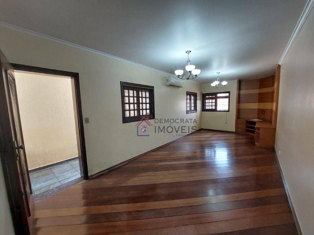 Sobrado à venda com 3 quartos, 202m² - Foto 1