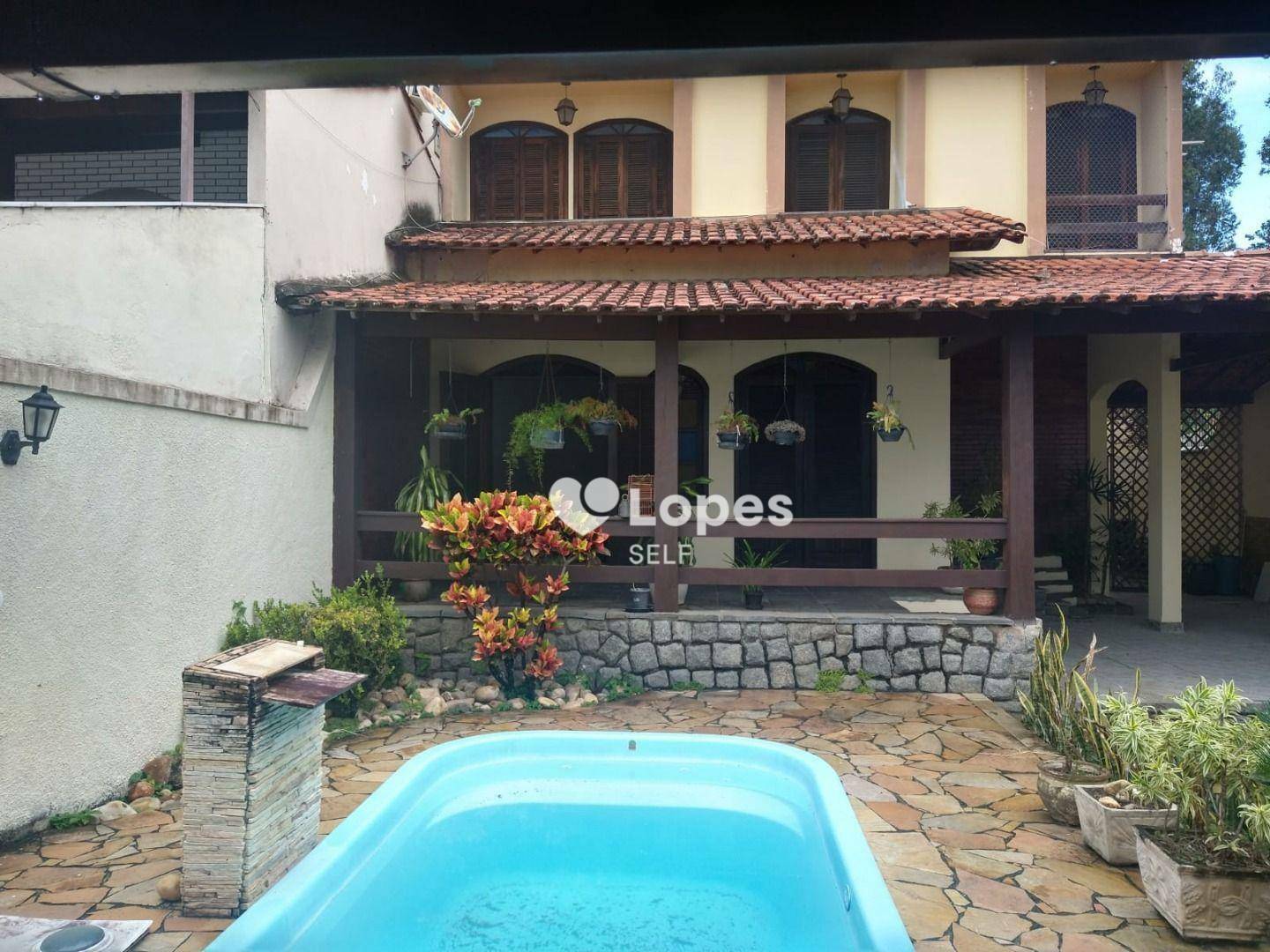 Casa à venda com 4 quartos, 206m² - Foto 1