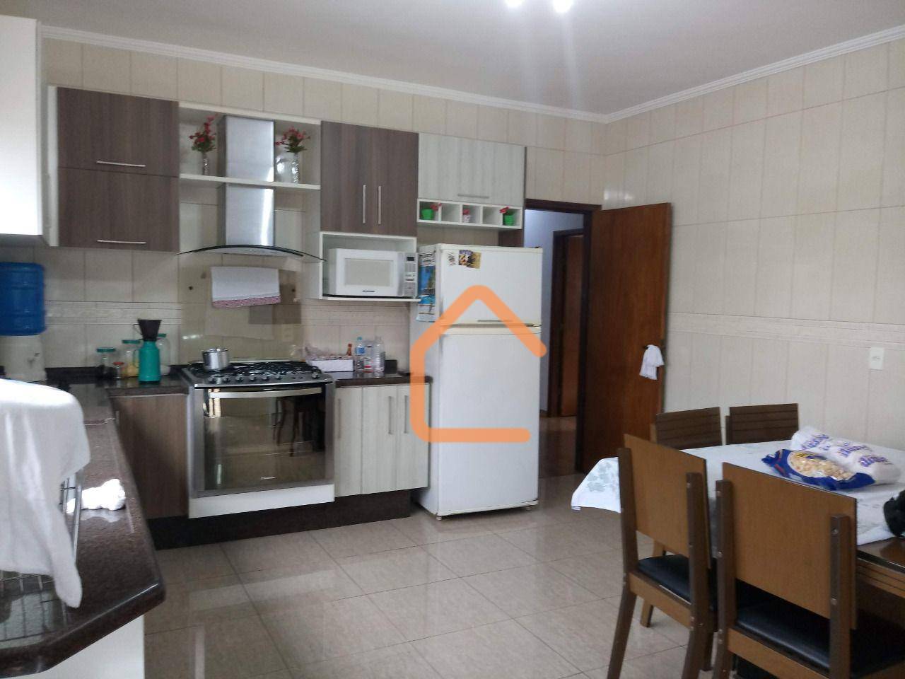 Casa à venda com 4 quartos, 230m² - Foto 2