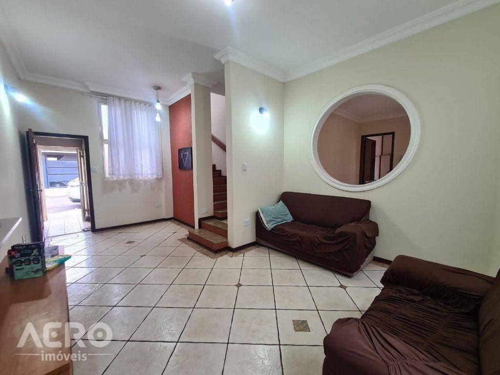 Casa à venda com 4 quartos, 220m² - Foto 1