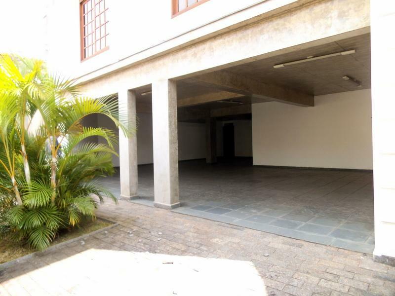 Casa para alugar com 4 quartos, 549m² - Foto 2