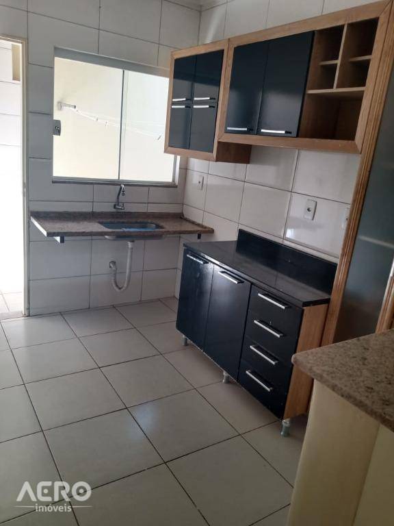 Casa à venda com 2 quartos, 130m² - Foto 1