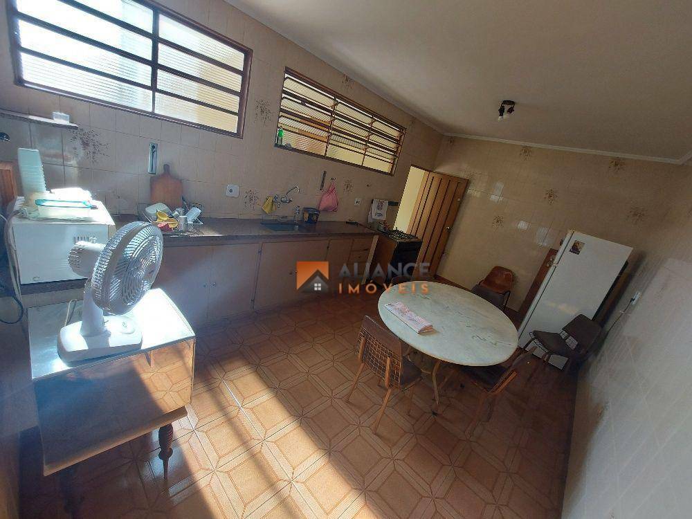 Casa à venda com 3 quartos, 226m² - Foto 14