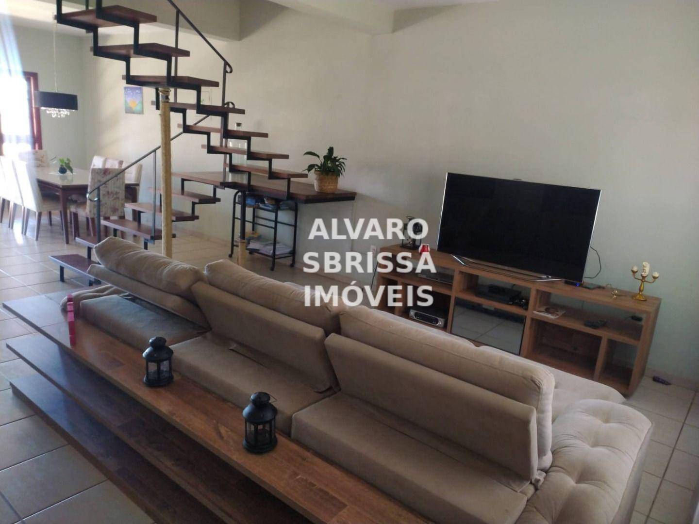 Casa à venda com 3 quartos, 250m² - Foto 1