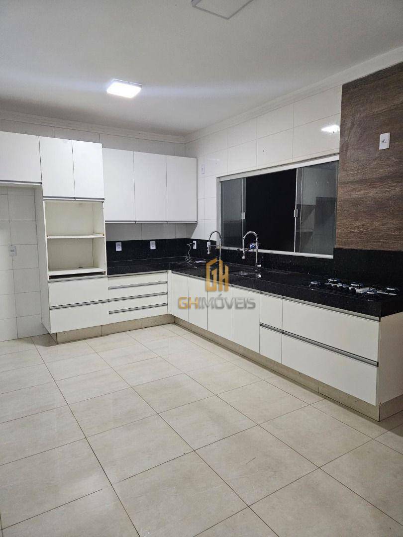 Casa à venda com 3 quartos, 108m² - Foto 1