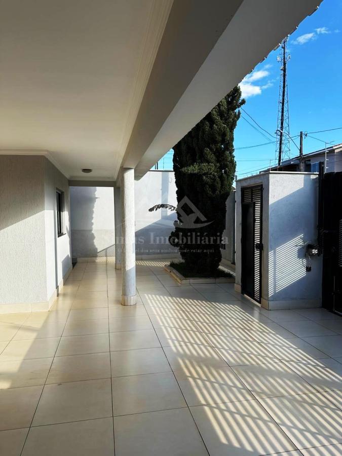 Casa à venda com 3 quartos, 230m² - Foto 1