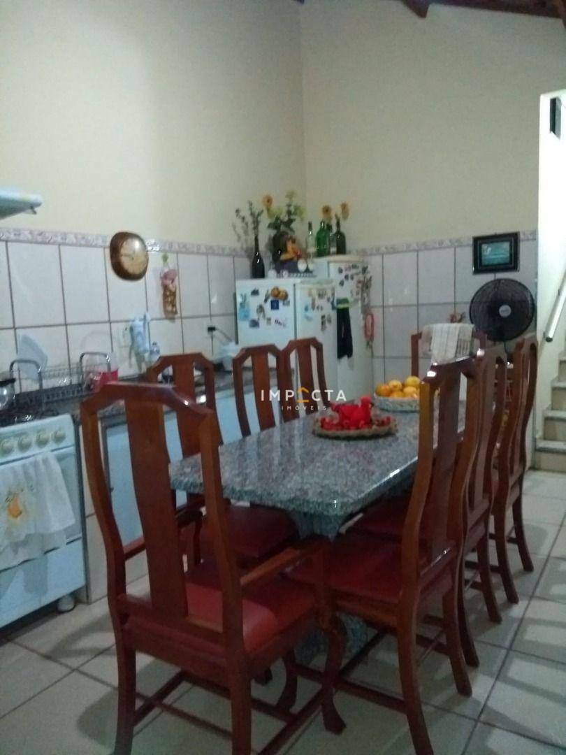 Casa à venda com 4 quartos, 130m² - Foto 1