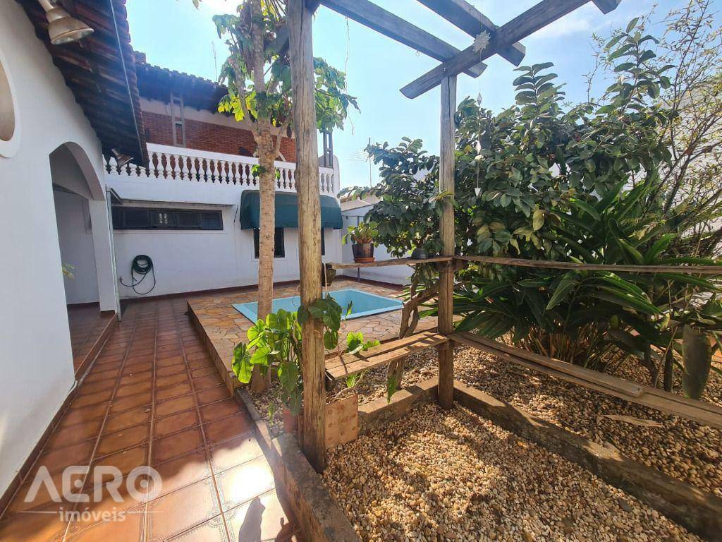 Casa à venda com 3 quartos, 246m² - Foto 12