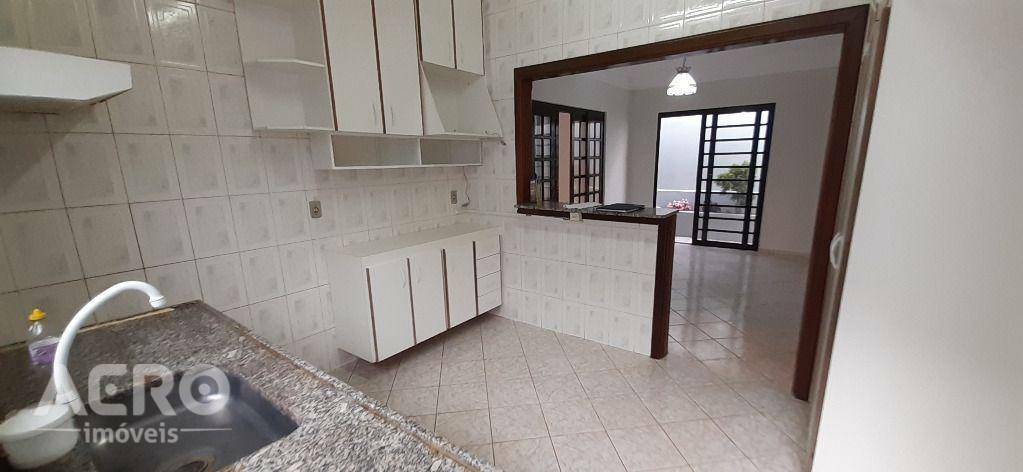 Casa à venda com 3 quartos, 200m² - Foto 1