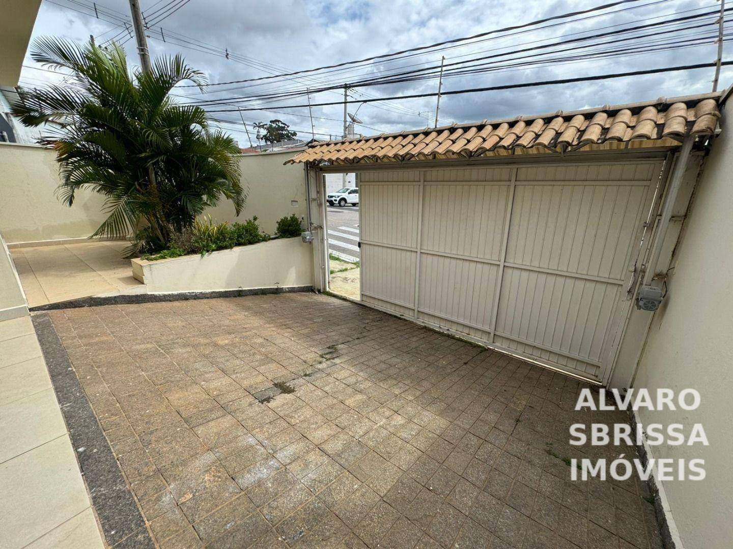 Casa à venda e aluguel com 3 quartos, 180m² - Foto 1