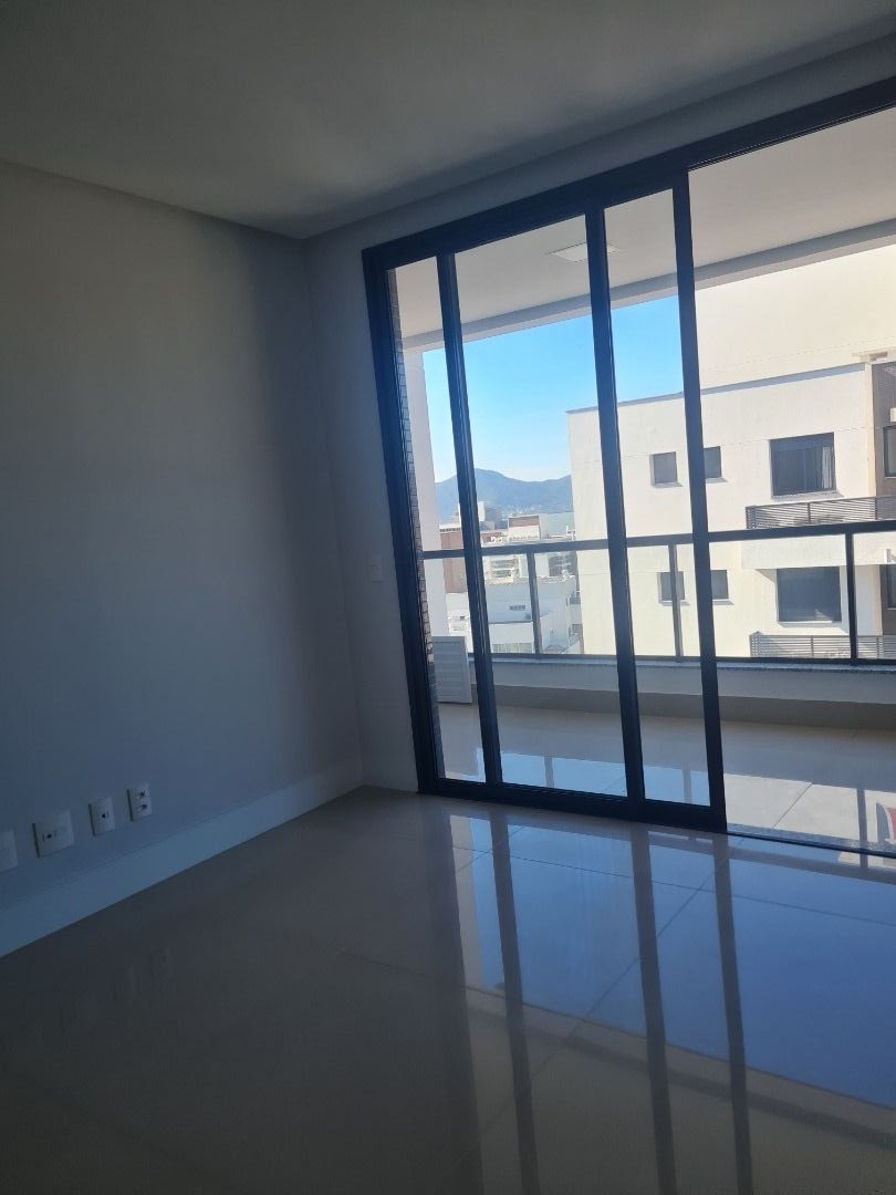 Apartamento à venda com 3 quartos, 123m² - Foto 2