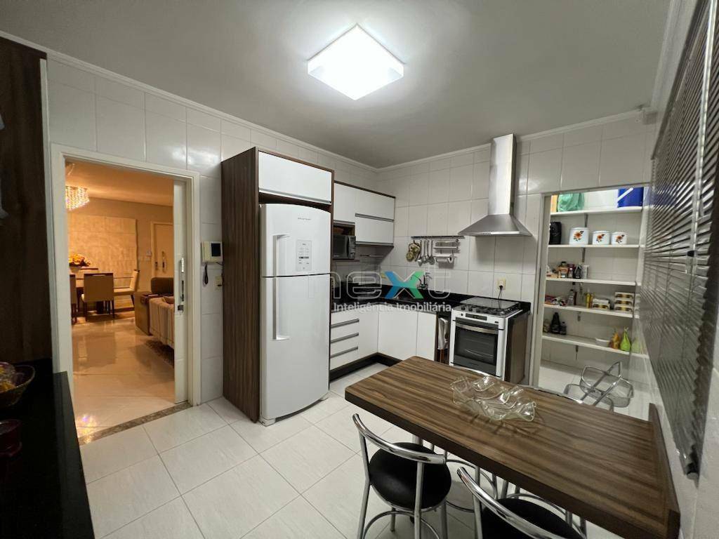 Casa à venda com 4 quartos, 220m² - Foto 9