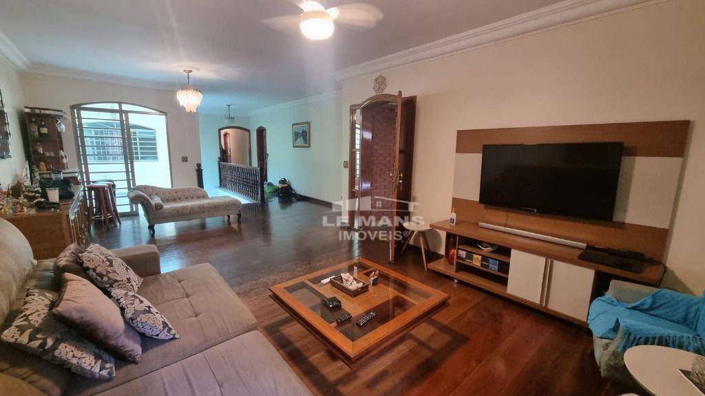 Casa à venda com 4 quartos, 330m² - Foto 1