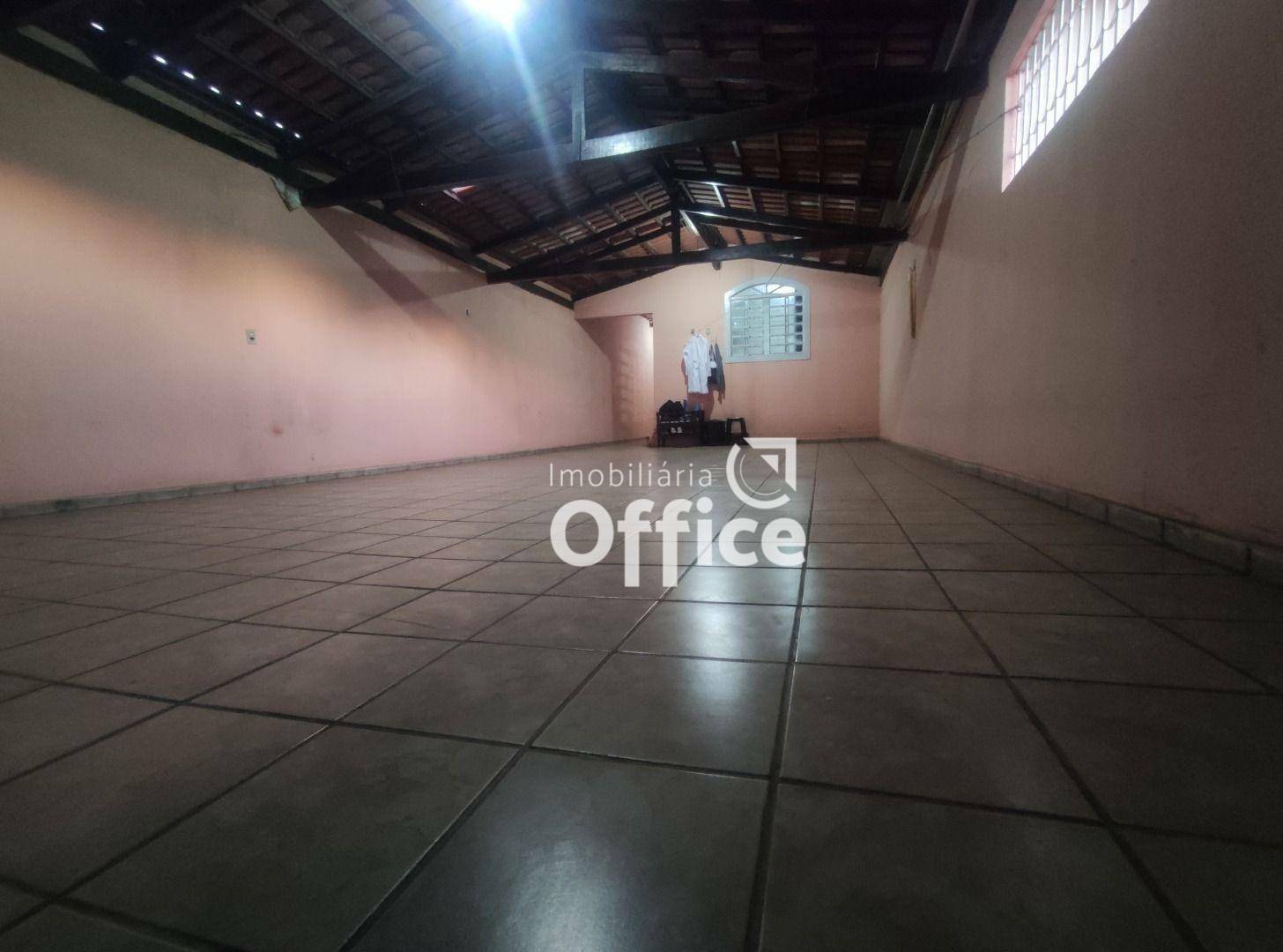 Casa à venda com 4 quartos, 250m² - Foto 2