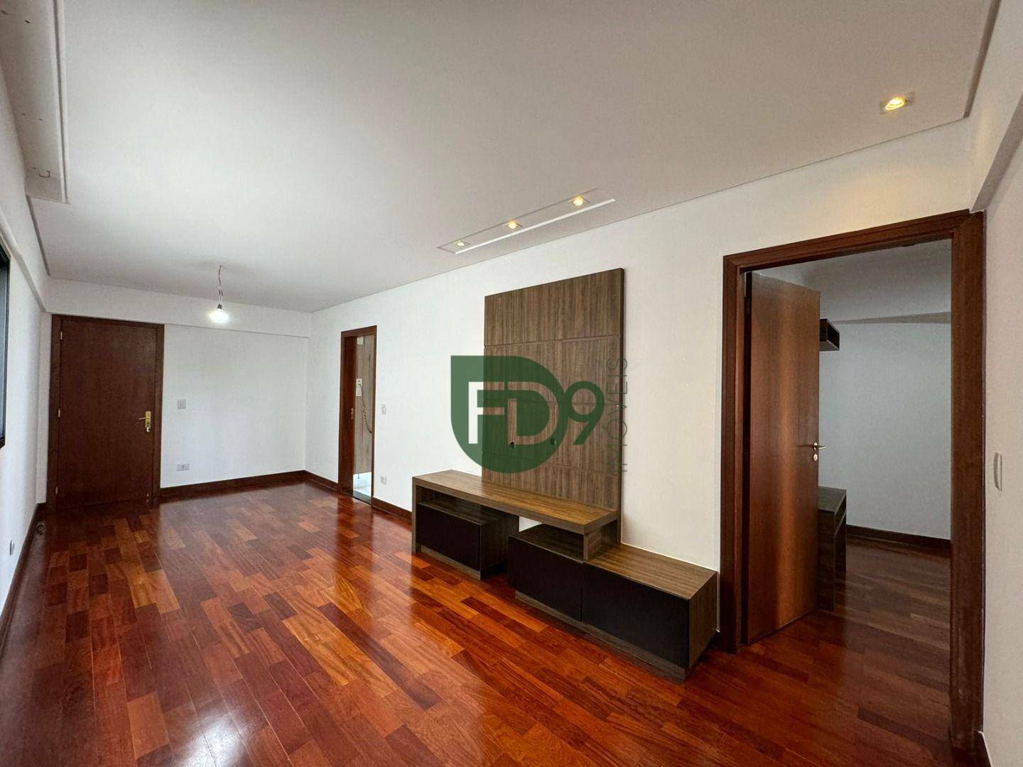 Apartamento à venda com 3 quartos, 130m² - Foto 2