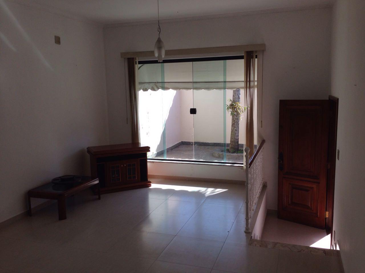 Casa para alugar com 3 quartos, 200m² - Foto 2