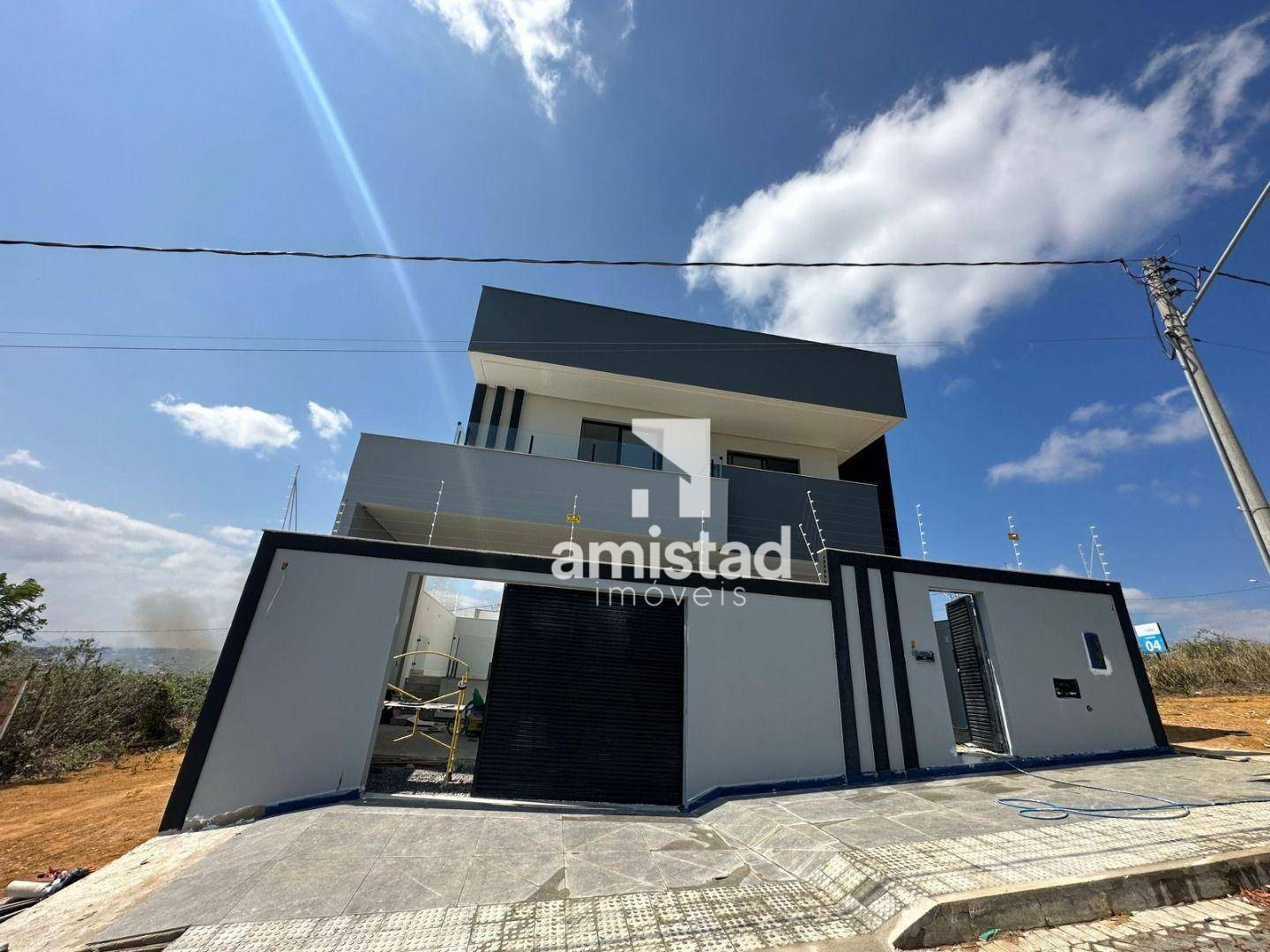 Casa à venda com 3 quartos, 205m² - Foto 1