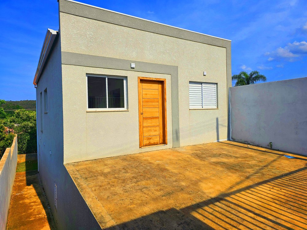 Casa à venda com 3 quartos, 200m² - Foto 1