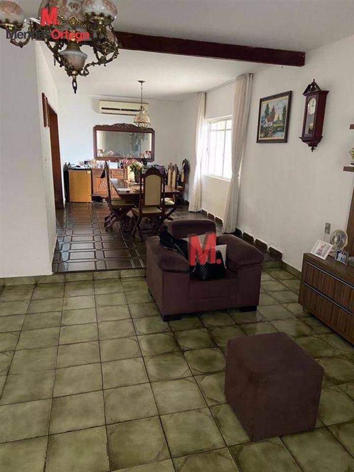 Casa à venda e aluguel com 3 quartos, 235m² - Foto 3