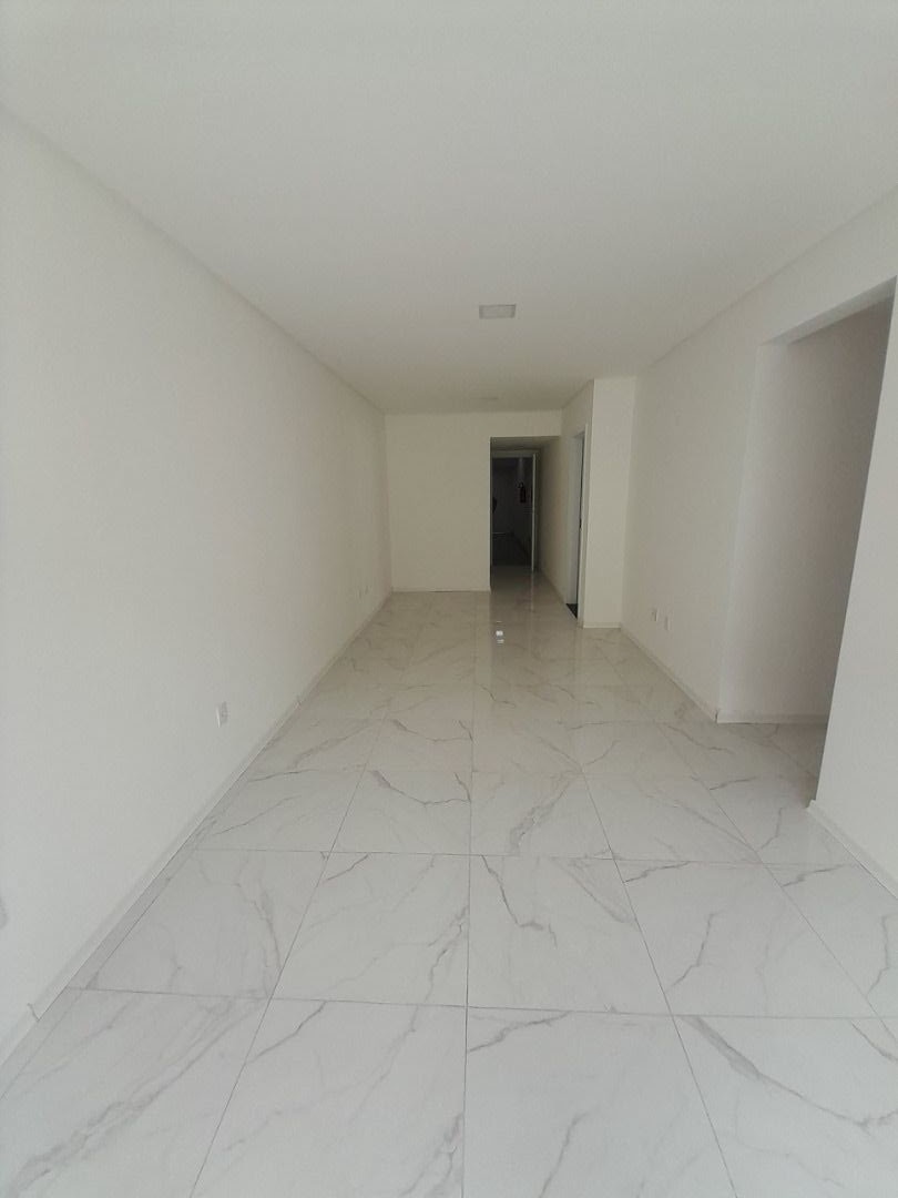 Apartamento à venda com 2 quartos, 70m² - Foto 3