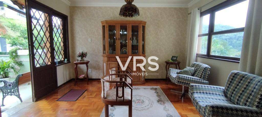 Casa à venda com 3 quartos, 226m² - Foto 1
