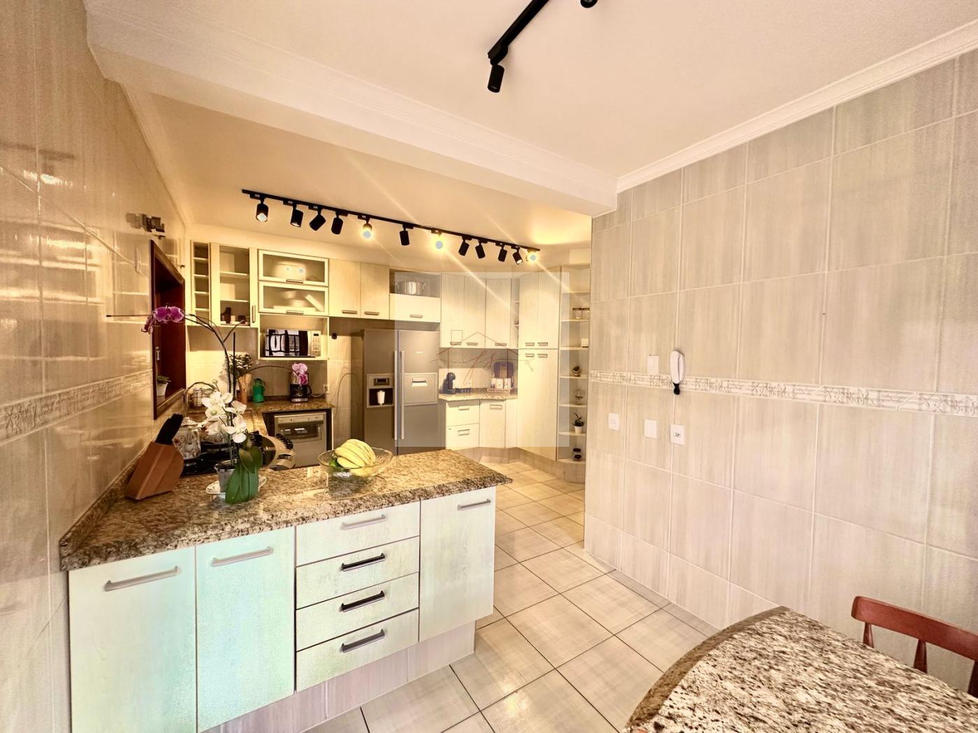 Casa à venda com 3 quartos, 300m² - Foto 9