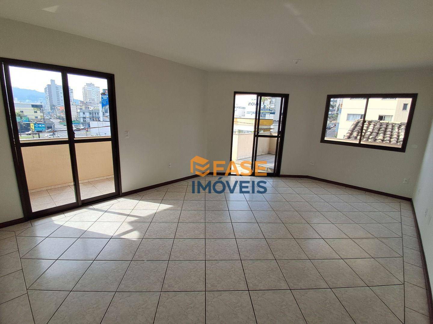 Apartamento à venda com 3 quartos, 155m² - Foto 3