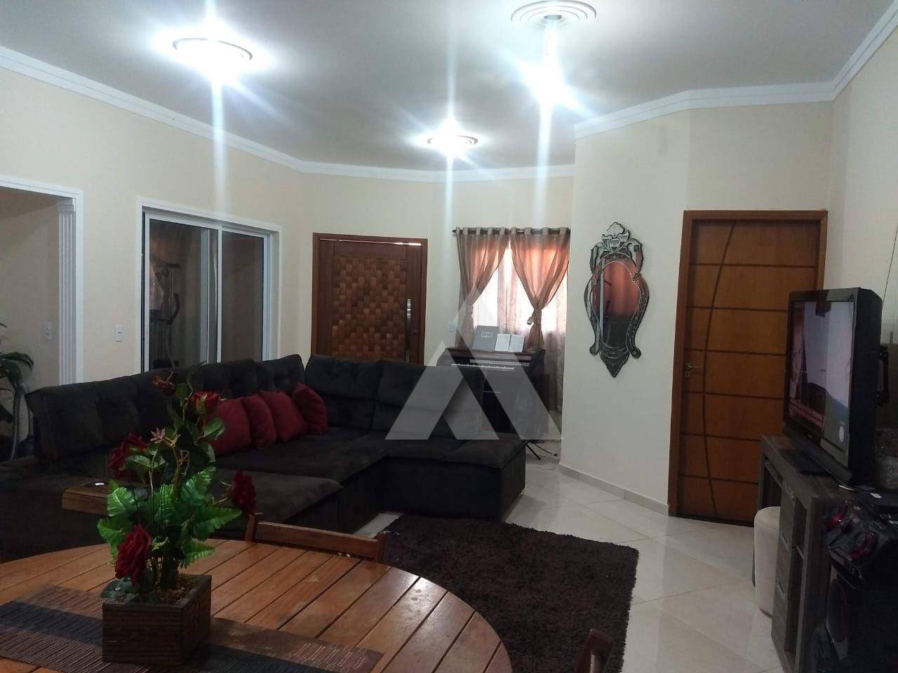 Casa à venda com 2 quartos, 195m² - Foto 1