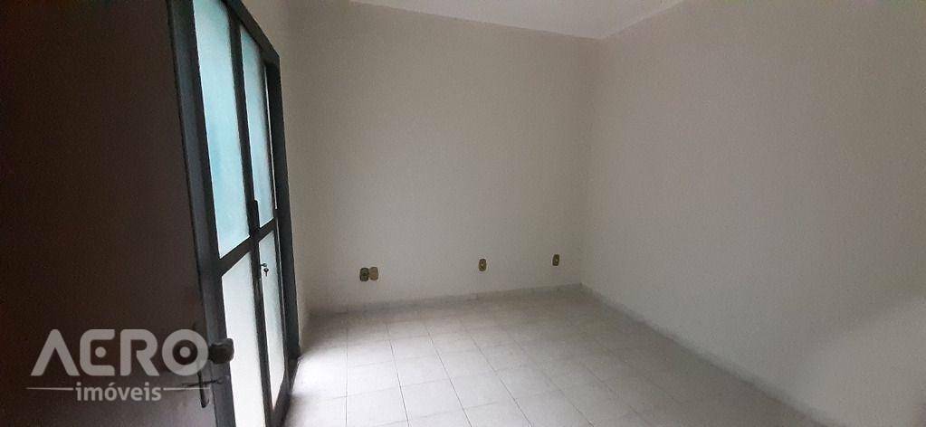 Casa à venda com 6 quartos, 250m² - Foto 10