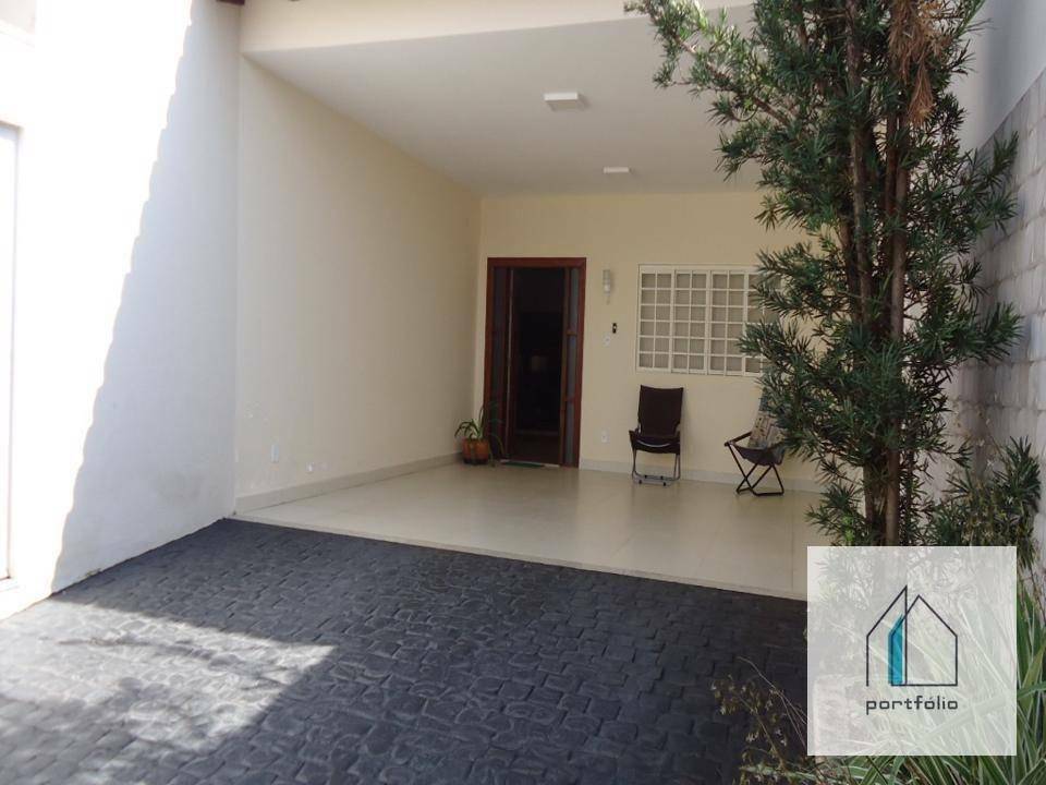 Casa à venda com 3 quartos, 178m² - Foto 1