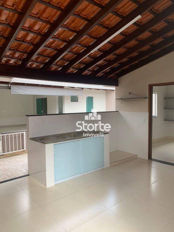 Casa à venda com 3 quartos, 219m² - Foto 2