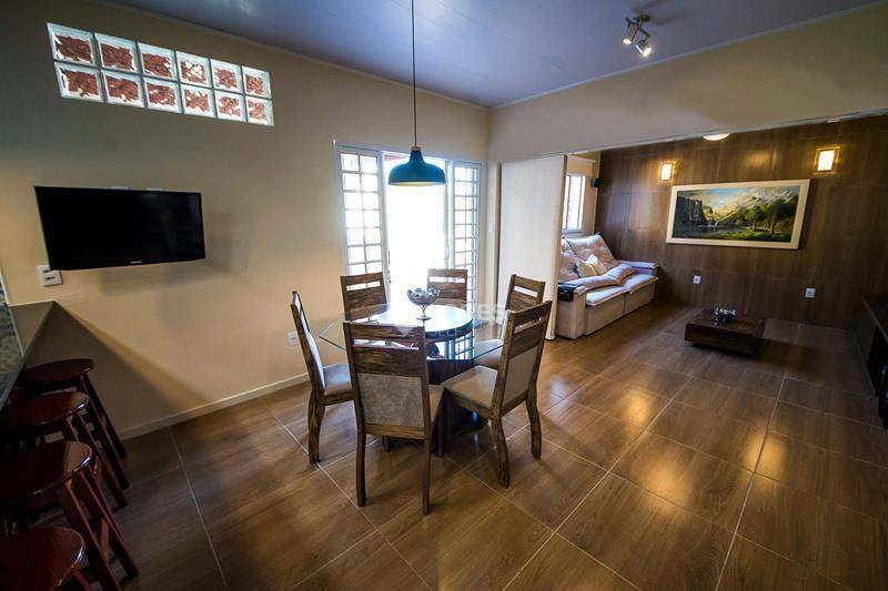 Casa à venda com 4 quartos, 120m² - Foto 1