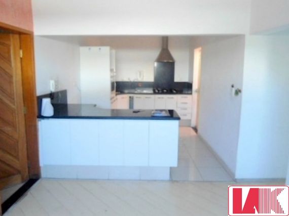 Casa à venda e aluguel com 3 quartos, 214m² - Foto 1