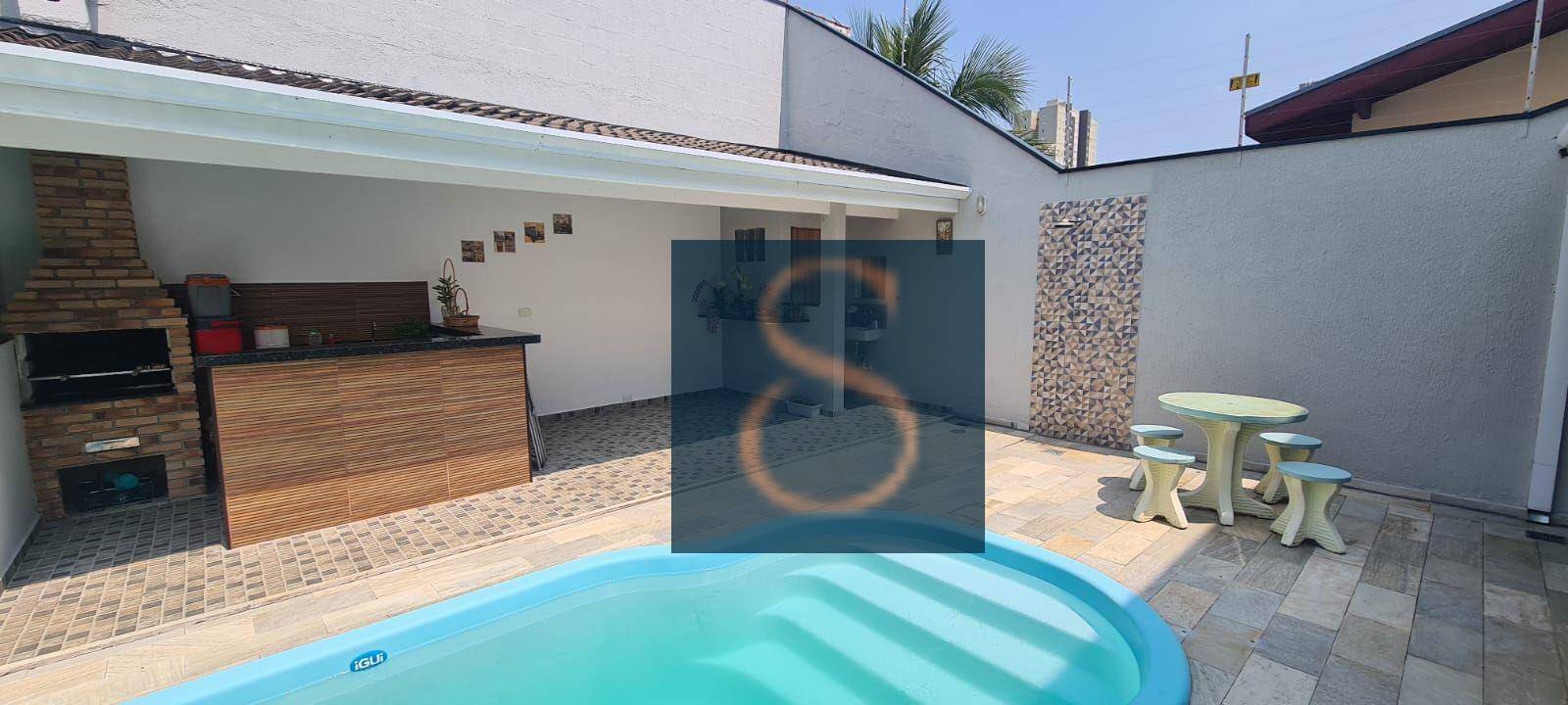 Casa à venda com 3 quartos, 242m² - Foto 1