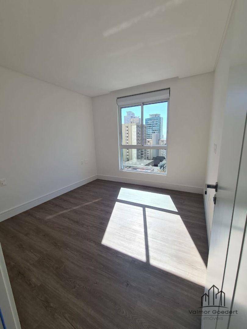 Apartamento à venda com 3 quartos, 130m² - Foto 4