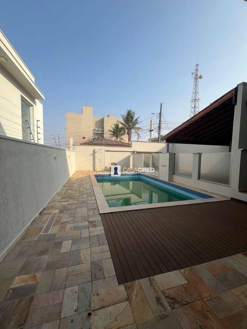 Casa à venda com 3 quartos, 235m² - Foto 1