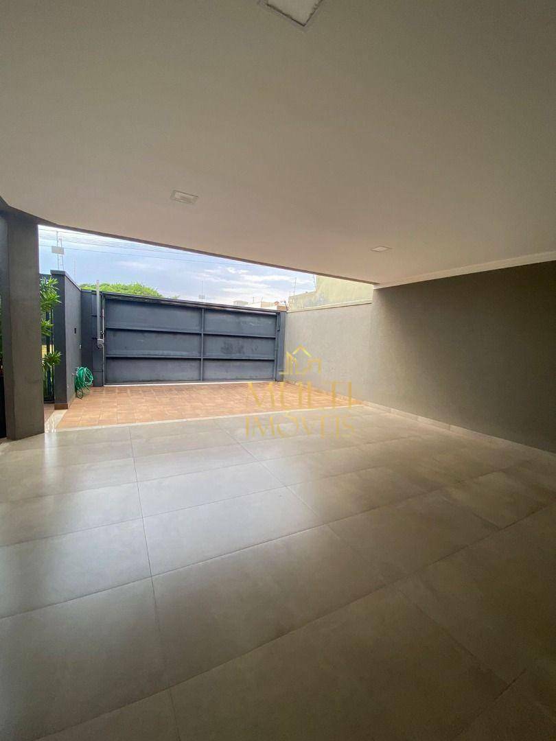 Casa à venda com 3 quartos, 225m² - Foto 2