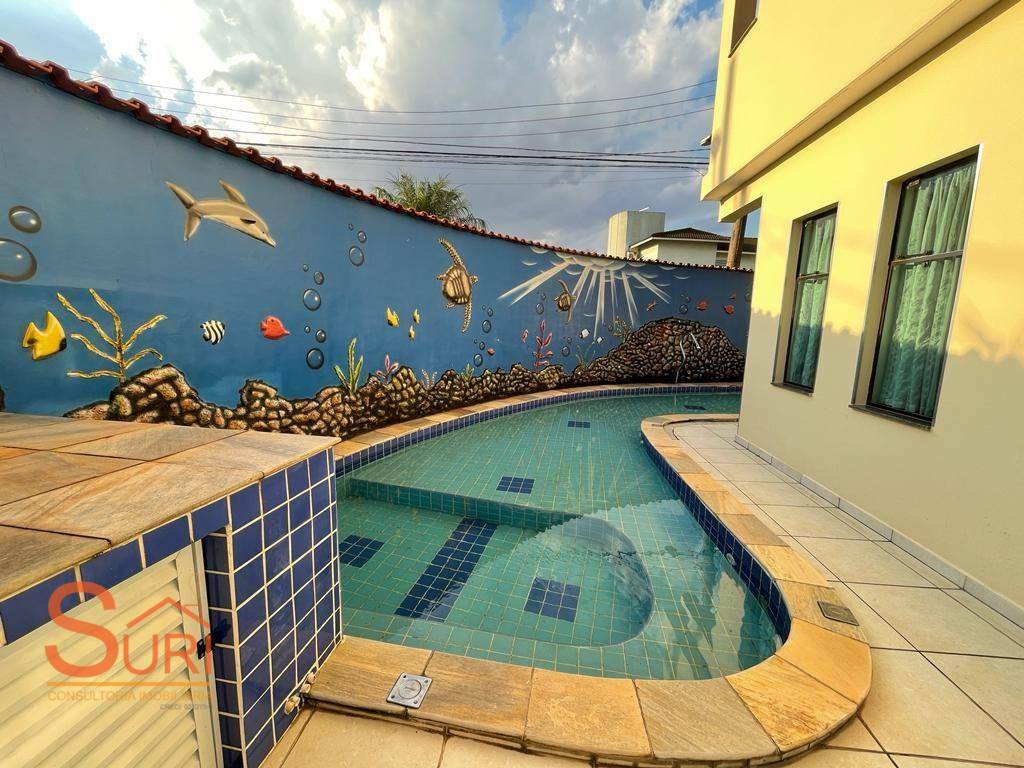 Sobrado à venda com 4 quartos, 256m² - Foto 1