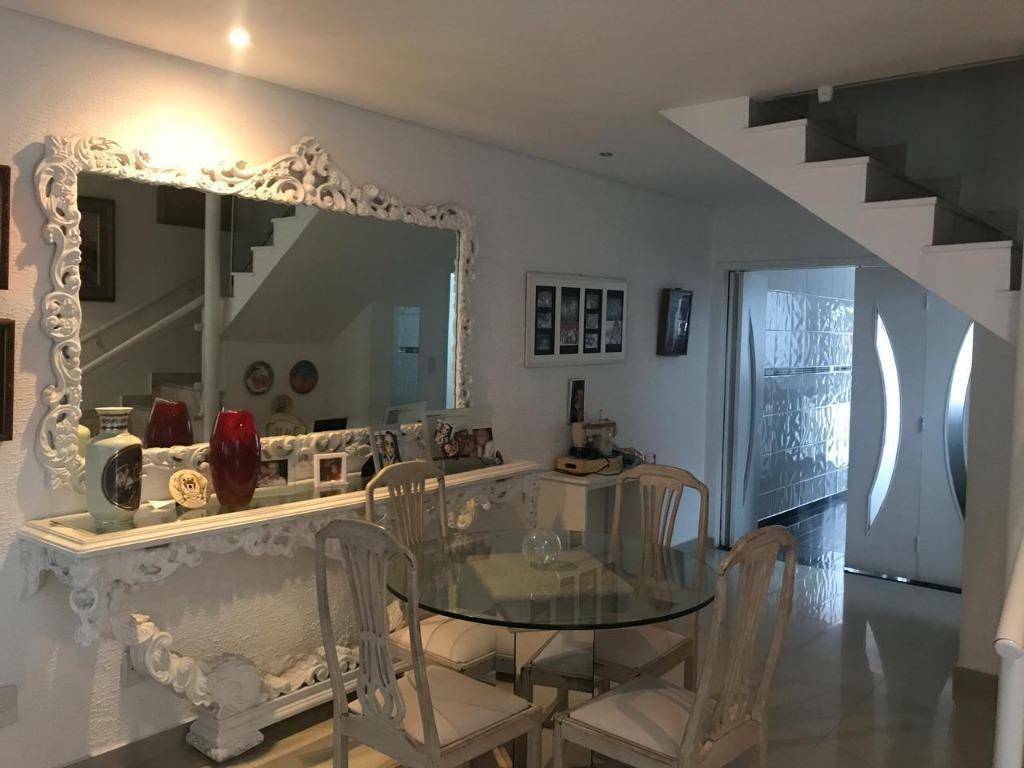 Sobrado à venda com 2 quartos, 241m² - Foto 1